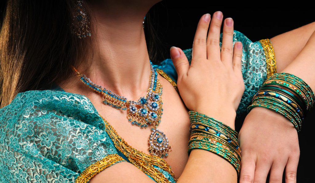 woman wearing polki jewellery necklace and earings